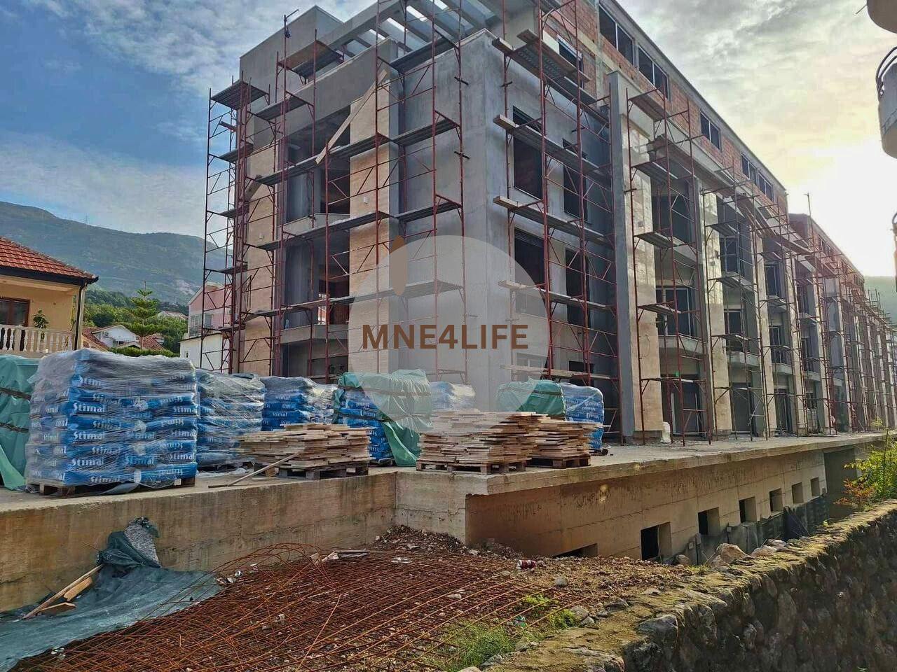 472